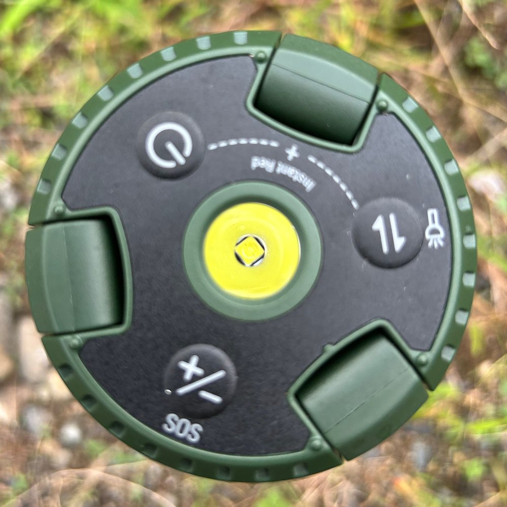 BougeRV T1の天面。電源、＋／−（SOS）、⇅の3つのボタンと中央のレンズ