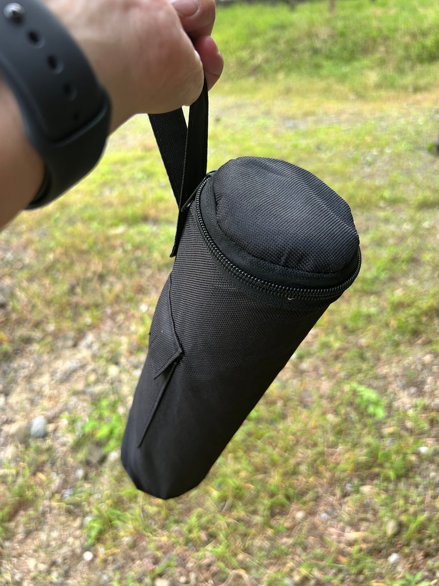 BougeRV T1を円筒形の収納ケースに入れて手に提げたところ