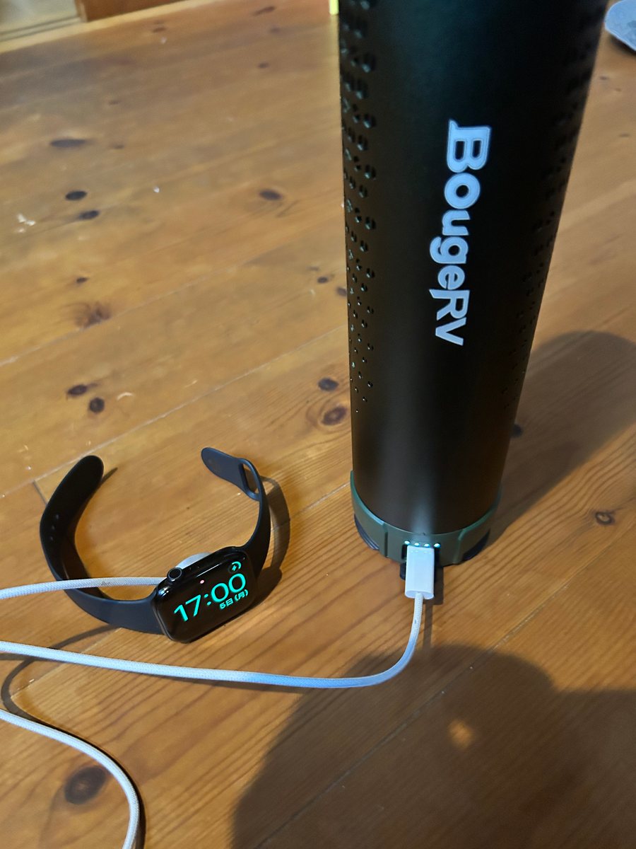 BougeRV T1の底面のUSB-C端子からスマートウォッチを充電しているところ
