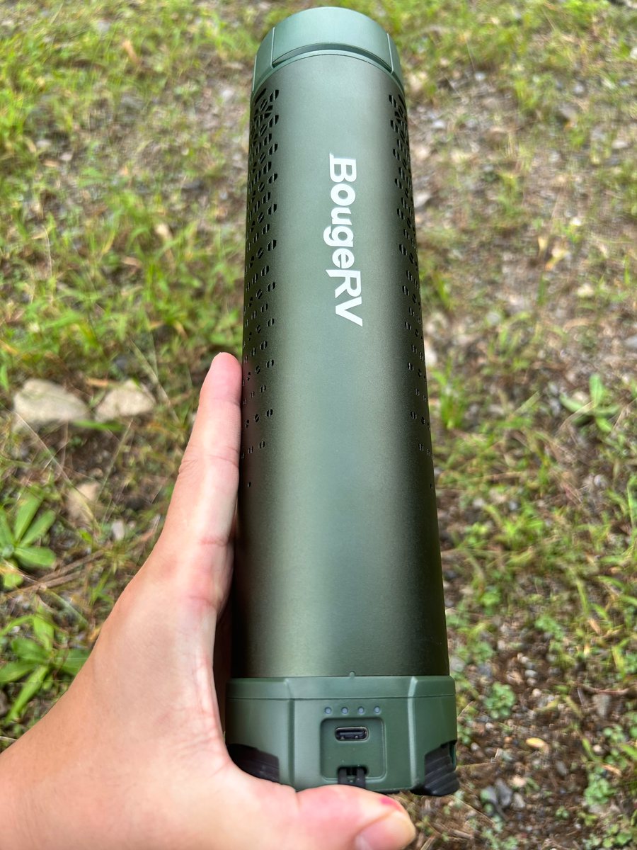 縮めた状態のBougeRV T1を手に持ったところ。底面にUSB-C端子がある